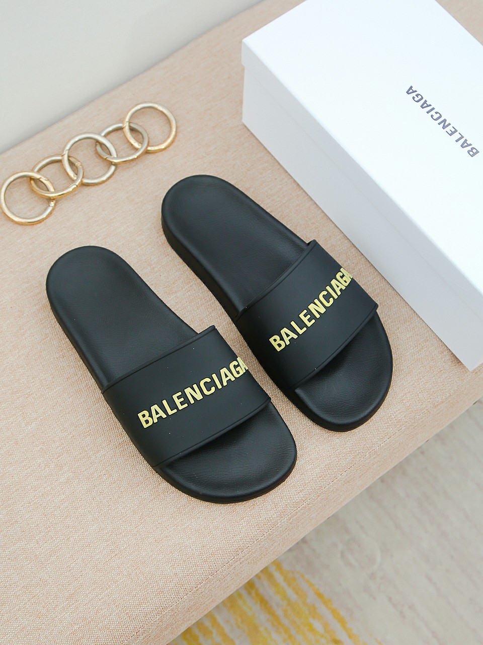 H0 🇮🇹巴黎世家男士网红爆款拖鞋⚠️鞋面品牌字母浮雕，奢华尊贵，一脚蹬穿脱方便，奢华尊贵，耐磨防滑柔韧橡胶大底。潮爆了，上脚舒适帅气，38-44