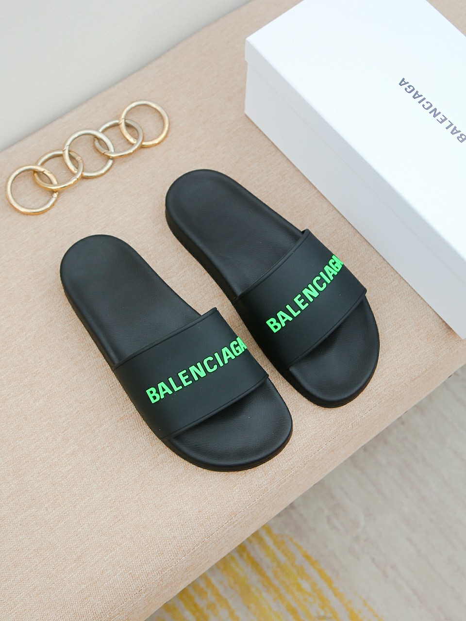 H0 🇮🇹巴黎世家男士网红爆款拖鞋⚠️鞋面品牌字母浮雕，奢华尊贵，一脚蹬穿脱方便，奢华尊贵，耐磨防滑柔韧橡胶大底。潮爆了，上脚舒适帅气，38-44