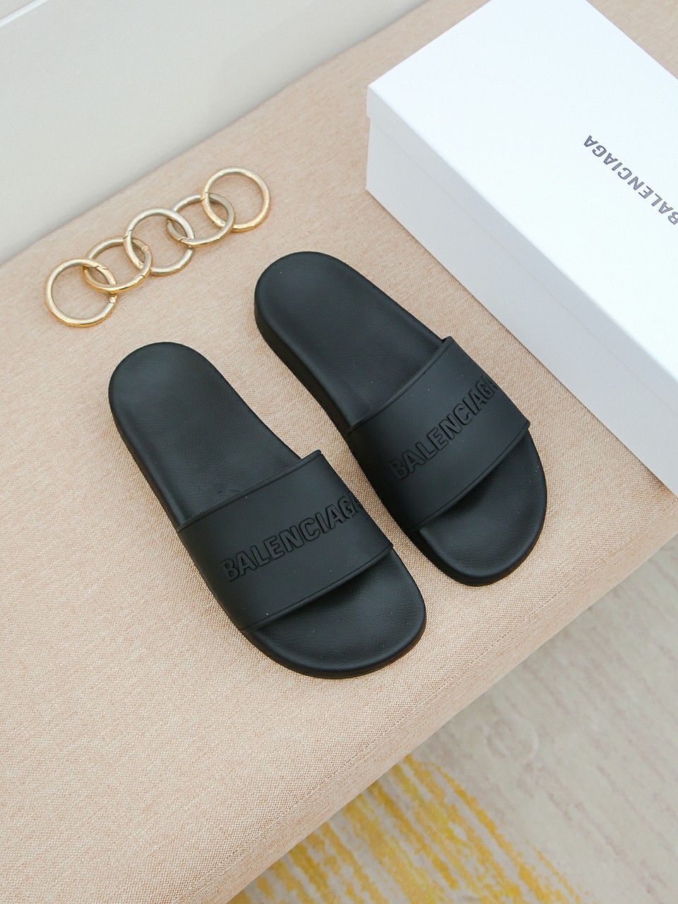 H0 🇮🇹巴黎世家男士网红爆款拖鞋⚠️鞋面品牌字母浮雕，奢华尊贵，一脚蹬穿脱方便，奢华尊贵，耐磨防滑柔韧橡胶大底。潮爆了，上脚舒适帅气，38-44