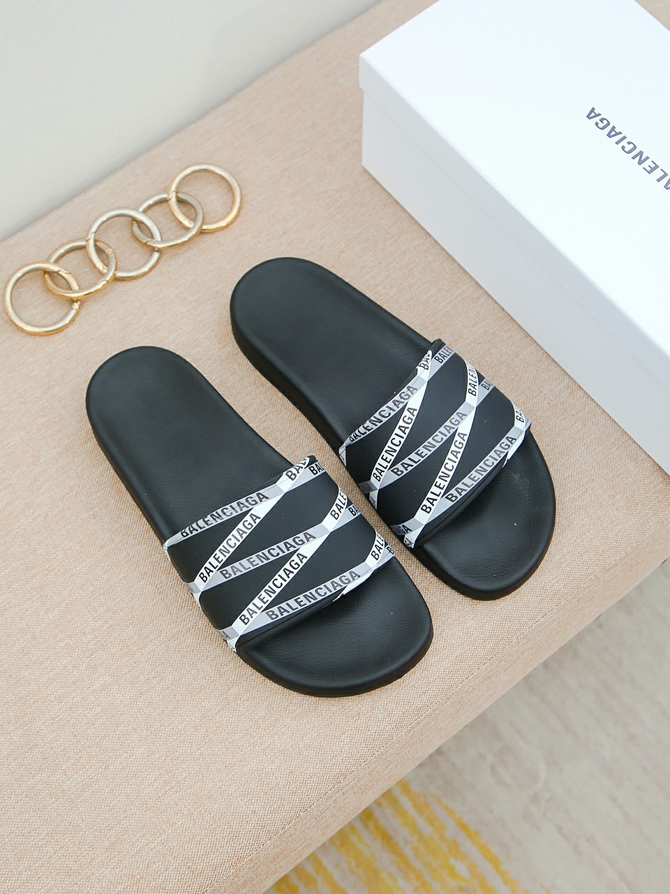 H0 🇮🇹巴黎世家男士网红爆款拖鞋⚠️鞋面品牌字母浮雕，奢华尊贵，一脚蹬穿脱方便，奢华尊贵，耐磨防滑柔韧橡胶大底。潮爆了，上脚舒适帅气，38-44