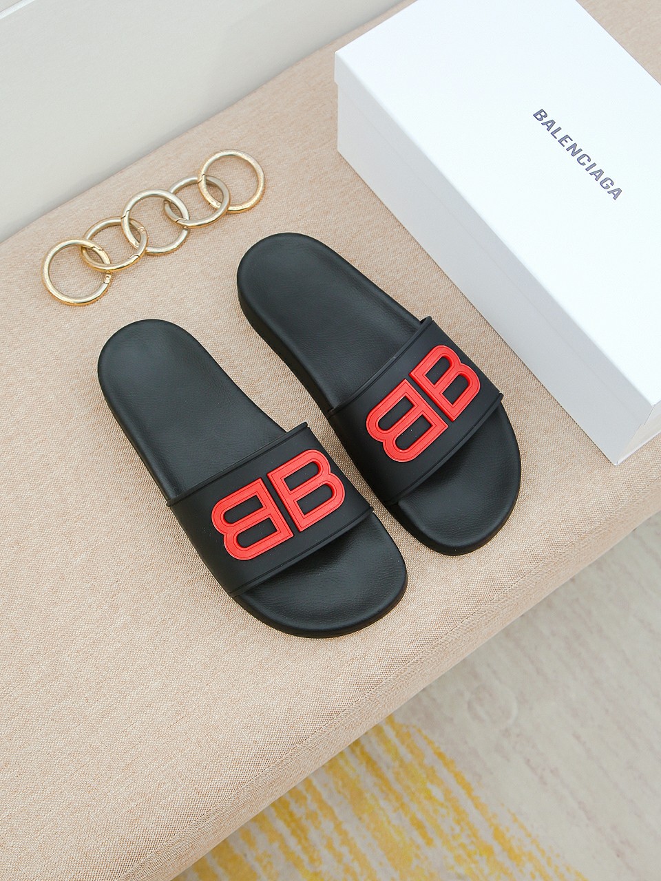 H0 🇮🇹巴黎世家男士网红爆款拖鞋⚠️鞋面品牌字母浮雕，奢华尊贵，一脚蹬穿脱方便，奢华尊贵，耐磨防滑柔韧橡胶大底。潮爆了，上脚舒适帅气，38-44