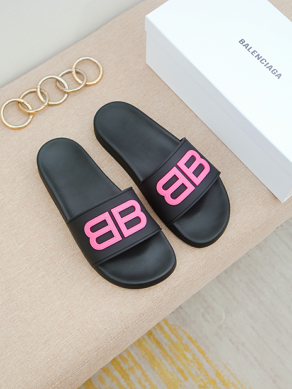 H0 🇮🇹巴黎世家男士网红爆款拖鞋⚠️鞋面品牌字母浮雕，奢华尊贵，一脚蹬穿脱方便，奢华尊贵，耐磨防滑柔韧橡胶大底。潮爆了，上脚舒适帅气，38-44