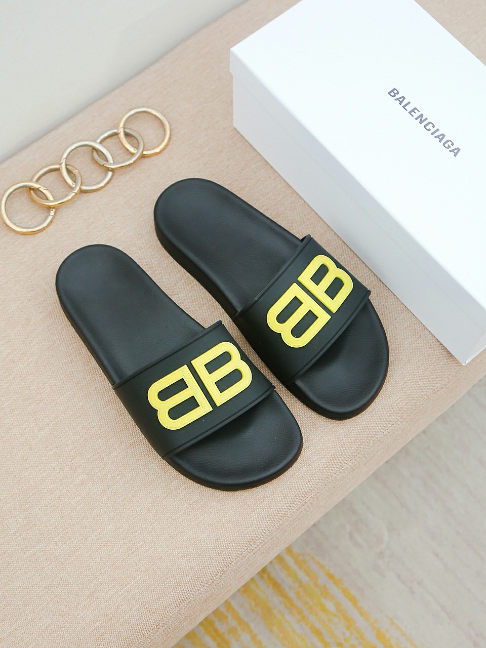 H0 🇮🇹巴黎世家男士网红爆款拖鞋⚠️鞋面品牌字母浮雕，奢华尊贵，一脚蹬穿脱方便，奢华尊贵，耐磨防滑柔韧橡胶大底。潮爆了，上脚舒适帅气，38-44