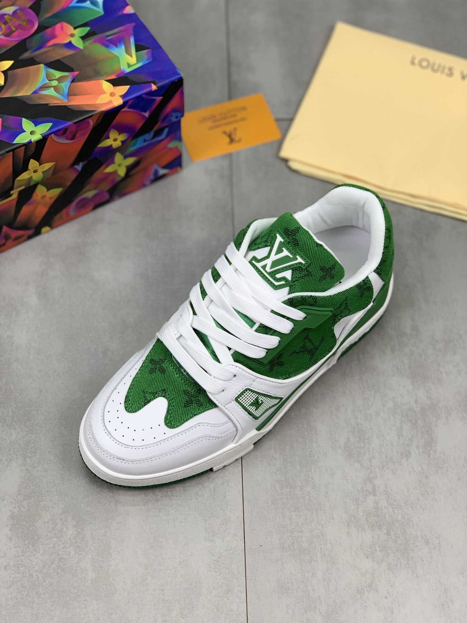 L5 顶级原单品质Lv 路易威登® 2022ss秋冬时尚系列潮牌男鞋巴黎专柜同步,奢华品牌LOGO设计,市场最顶尖单品,鞋面采用意大利进口小牛皮意大利进口原版网布内里,超多明星最捧的品牌 没有过多复杂的工艺 玩的就是设计与材质的融合 简约的欧风 贴身穿着超级舒适 原单代购级专柜尺码: 38-44 3款颜色选