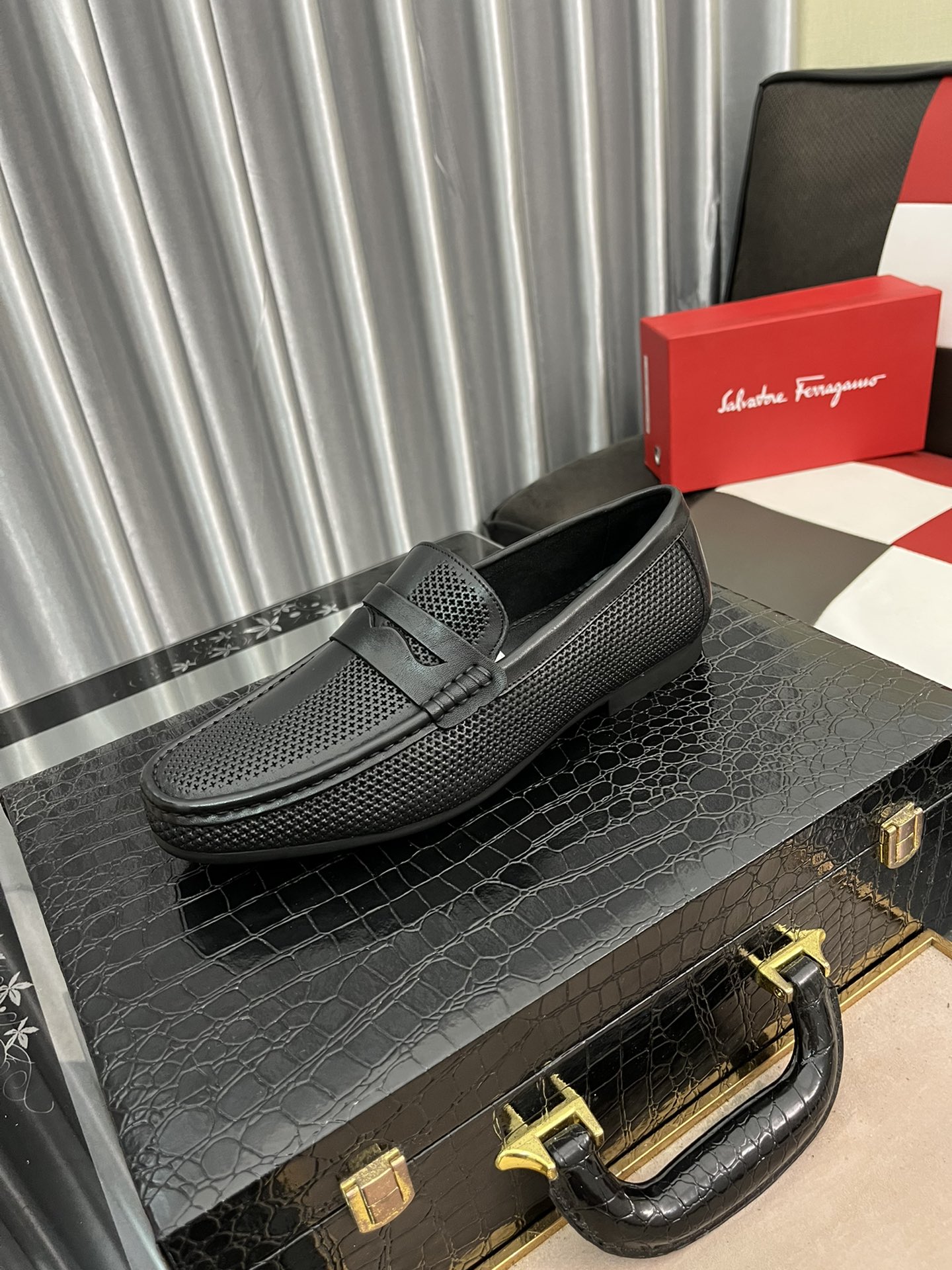 I0  专柜品质顶级代购菲拉格慕爆款2⃣️0⃣️2⃣️2⃣️男士正装皮鞋纯正高品质可1:1比较面料：意大利进口原版定制荔枝纹小牛皮内里：全进口水染牛皮里垫鞋底：东莞进口组合大底原厂特供原版底超级舒适，原厂跟单货，高品质，可随意进出专柜，欢迎对比专柜同步，正码38–44