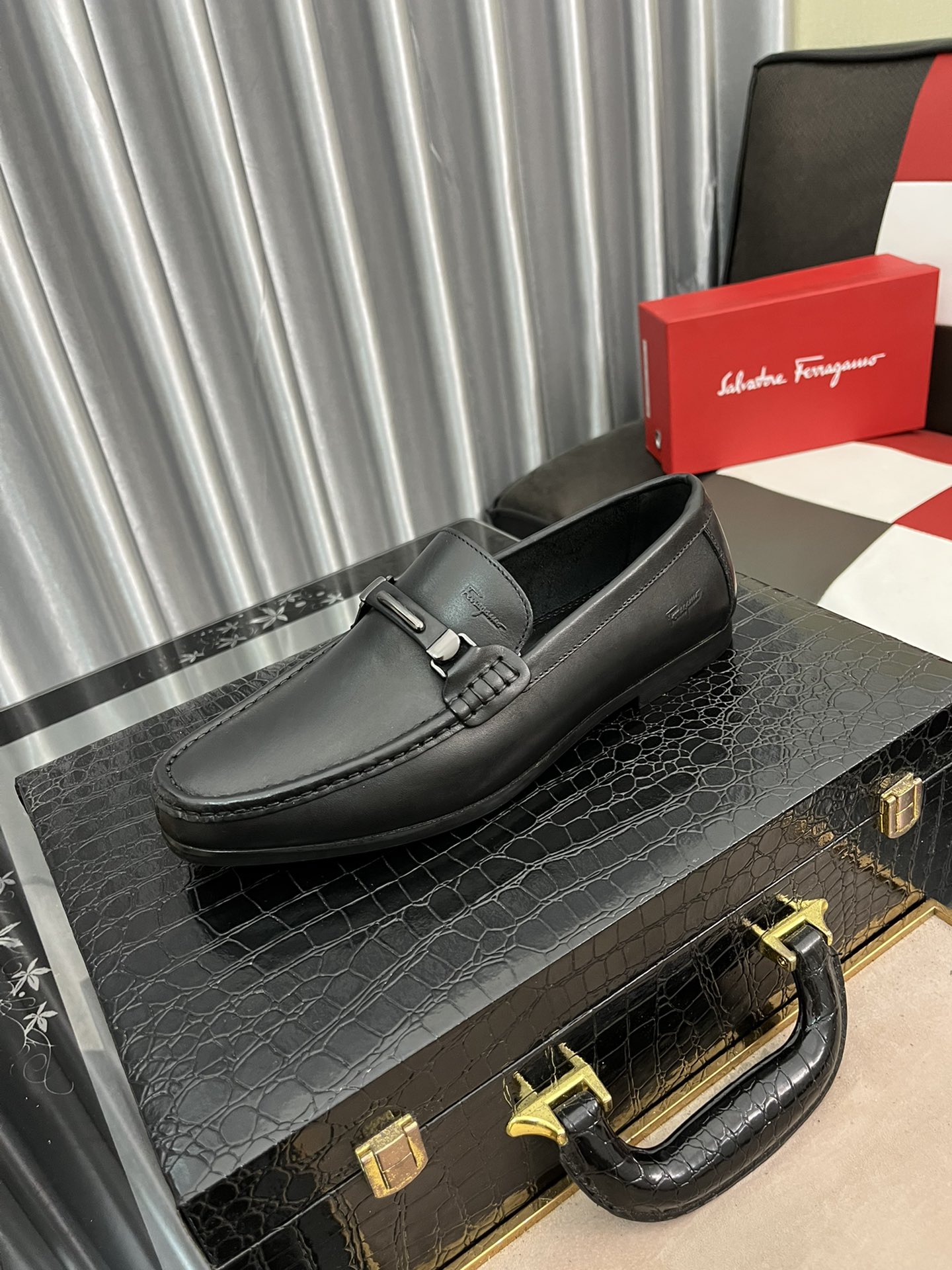 I0  专柜品质顶级代购菲拉格慕爆款2⃣️0⃣️2⃣️2⃣️男士正装皮鞋纯正高品质可1:1比较面料：意大利进口原版定制荔枝纹小牛皮内里：全进口水染牛皮里垫鞋底：东莞进口组合大底原厂特供原版底超级舒适，原厂跟单货，高品质，可随意进出专柜，欢迎对比专柜同步，正码38–44