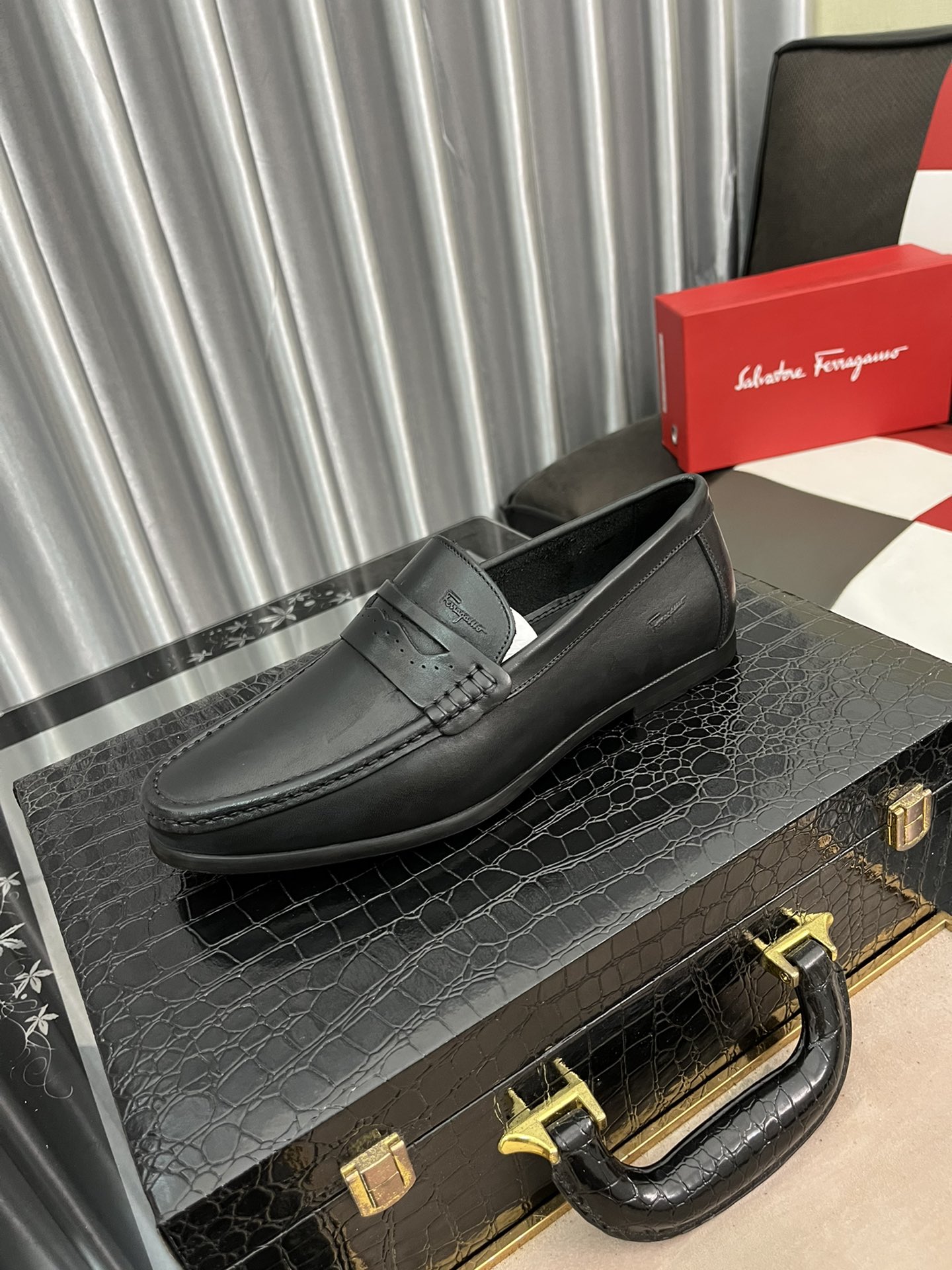 I0  专柜品质顶级代购菲拉格慕爆款2⃣️0⃣️2⃣️2⃣️男士正装皮鞋纯正高品质可1:1比较面料：意大利进口原版定制荔枝纹小牛皮内里：全进口水染牛皮里垫鞋底：东莞进口组合大底原厂特供原版底超级舒适，原厂跟单货，高品质，可随意进出专柜，欢迎对比专柜同步，正码38–44