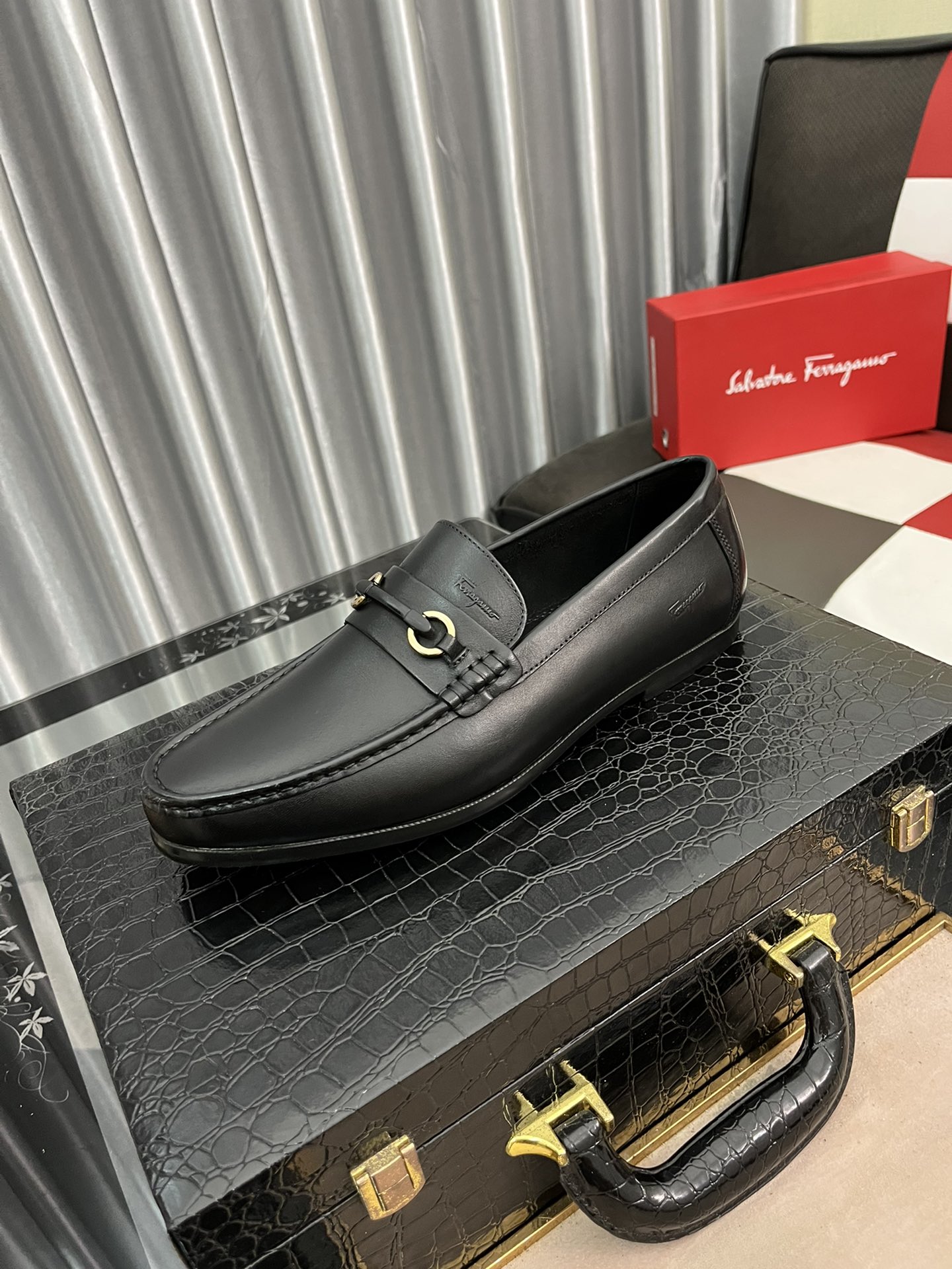 I0  专柜品质顶级代购菲拉格慕爆款2⃣️0⃣️2⃣️2⃣️男士正装皮鞋纯正高品质可1:1比较面料：意大利进口原版定制荔枝纹小牛皮内里：全进口水染牛皮里垫鞋底：东莞进口组合大底原厂特供原版底超级舒适，原厂跟单货，高品质，可随意进出专柜，欢迎对比专柜同步，正码38–44