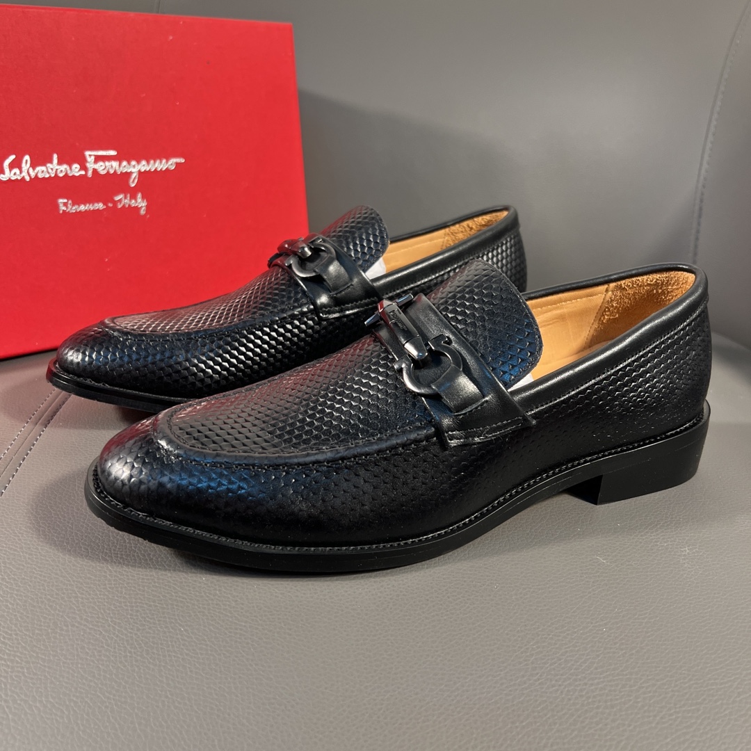 J0 高品质菲拉格慕男鞋官网商务皮鞋。鞋面采用进口牛皮➕进口真皮内里，官网打顶组合大底。打造时尚个性衬托你的与众不同，成功人士必备款经典款。38-44，45可定做