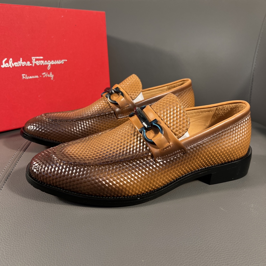 J0 高品质菲拉格慕男鞋官网商务皮鞋。鞋面采用进口牛皮➕进口真皮内里，官网打顶组合大底。打造时尚个性衬托你的与众不同，成功人士必备款经典款。38-44，45可定做