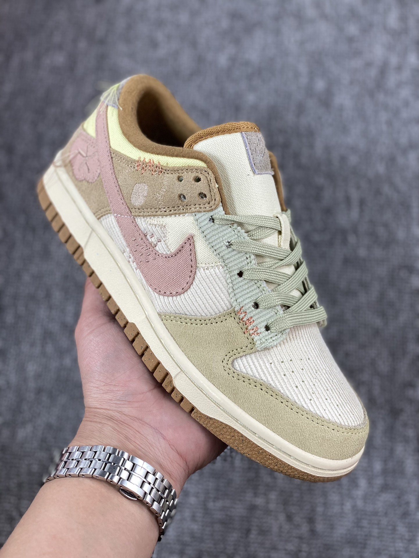 本地💰200 核心私 公司级 Nike Dunk Low “Bright Side” 拼接灯芯绒 整双鞋在Nike Dunk Low的基础上，采用低饱和绿以及浅棕色翻毛皮材质打造。鞋面及鞋身则以米黄色灯芯绒材质覆盖，带来极佳的质感。鞋面及鞋身则以米黄色灯芯绒材质覆盖，带来极佳的质感。Swoosh logo点缀精致刺绣，脚踝处搭配松散的悬挂线，鞋垫处采用类似Tom Sach的手绘饰面突显小众精致 货号：DQ5076-121 尺码：36 36.5 37.5 38 38.5 39 40 40.5 41 42 42.5 43 44 45