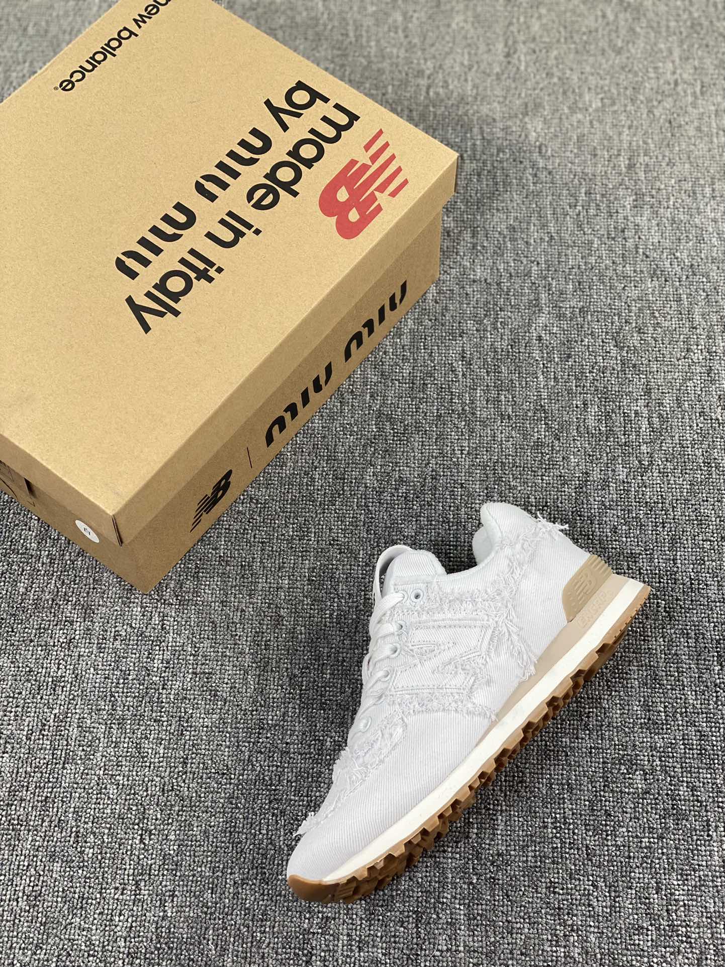 本地💰200 核心私 Miu Miu x New Balance 574 联名款 复古休闲跑步鞋 5E765D#原鞋开版 公司级品质 正确卡色 细节做工完美 同期有多版本 细节随意对比尺码：36 37 37.5 38 38.5 39 40 40.5 41 42 42.5 43 44