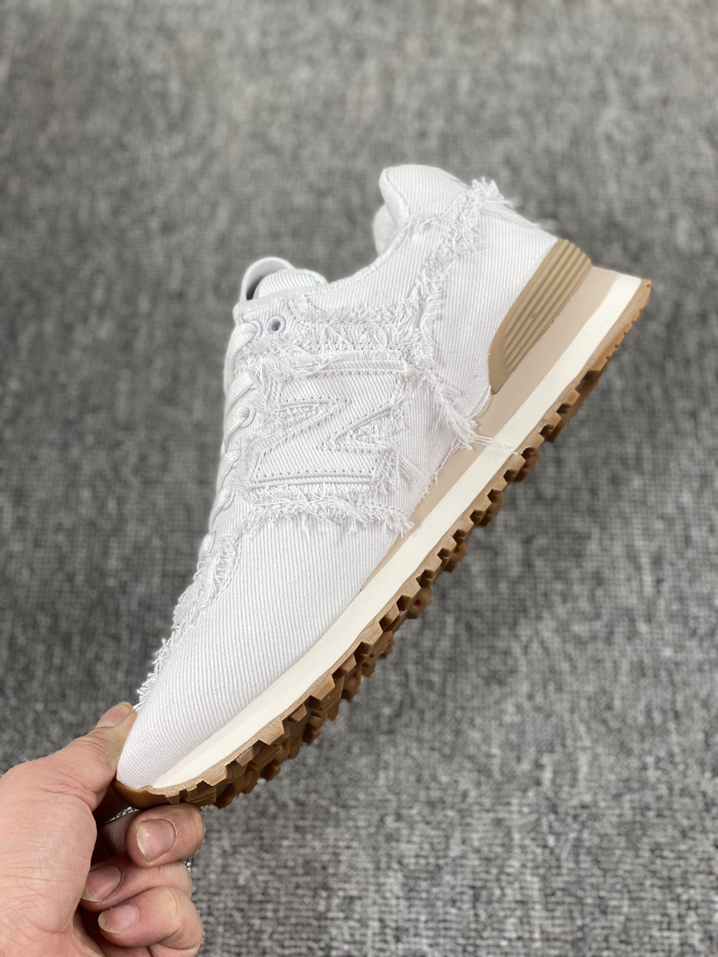 本地💰200 核心私 Miu Miu x New Balance 574 联名款 复古休闲跑步鞋 5E765D#原鞋开版 公司级品质 正确卡色 细节做工完美 同期有多版本 细节随意对比尺码：36 37 37.5 38 38.5 39 40 40.5 41 42 42.5 43 44