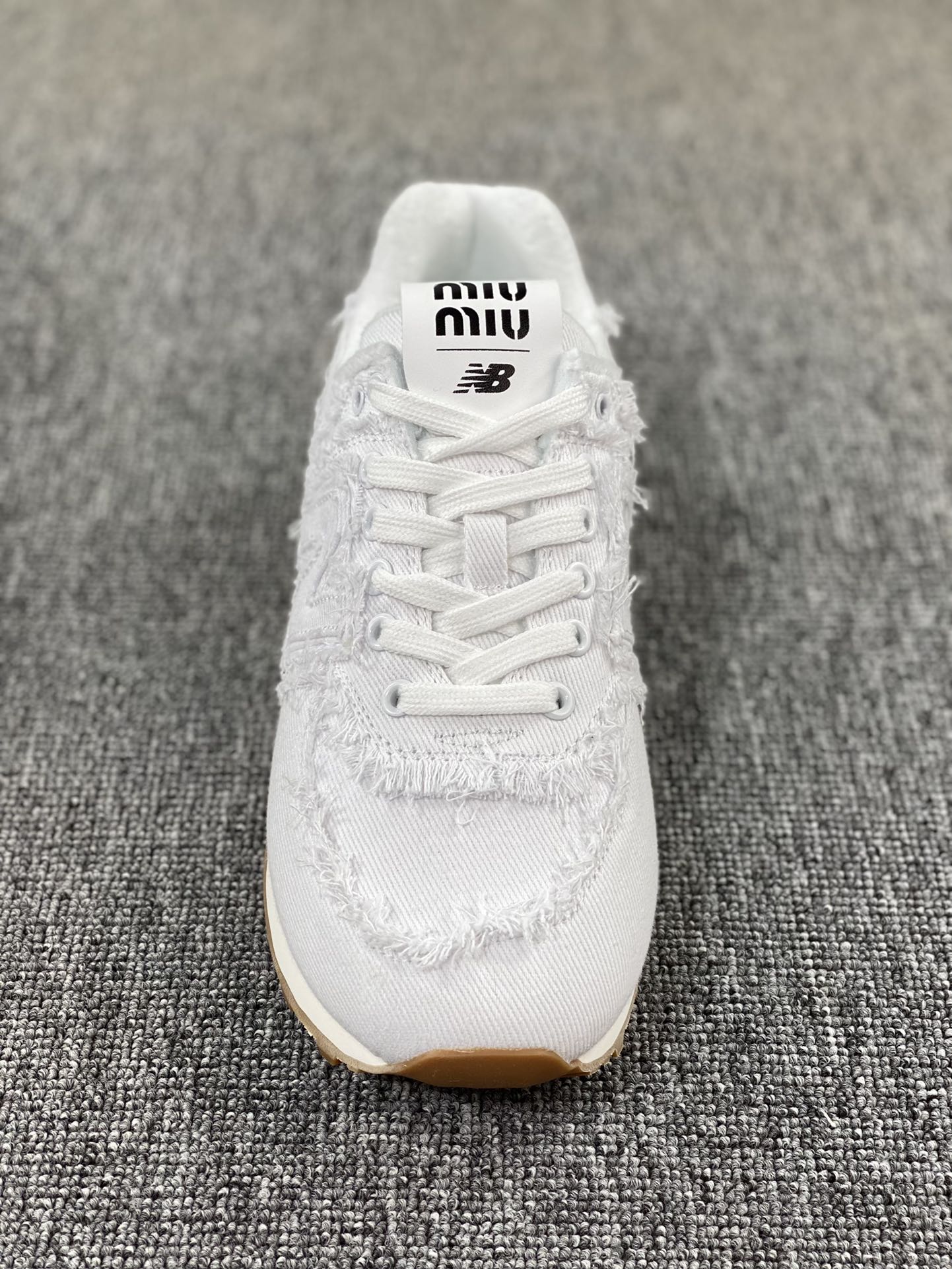 本地💰200 核心私 Miu Miu x New Balance 574 联名款 复古休闲跑步鞋 5E765D#原鞋开版 公司级品质 正确卡色 细节做工完美 同期有多版本 细节随意对比尺码：36 37 37.5 38 38.5 39 40 40.5 41 42 42.5 43 44