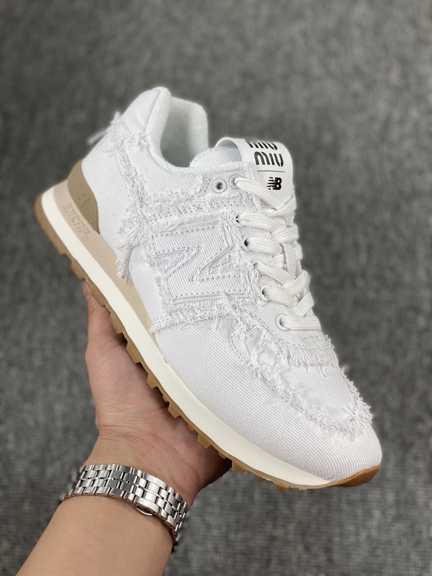 本地💰200 核心私 Miu Miu x New Balance 574 联名款 复古休闲跑步鞋 5E765D#原鞋开版 公司级品质 正确卡色 细节做工完美 同期有多版本 细节随意对比尺码：36 37 37.5 38 38.5 39 40 40.5 41 42 42.5 43 44