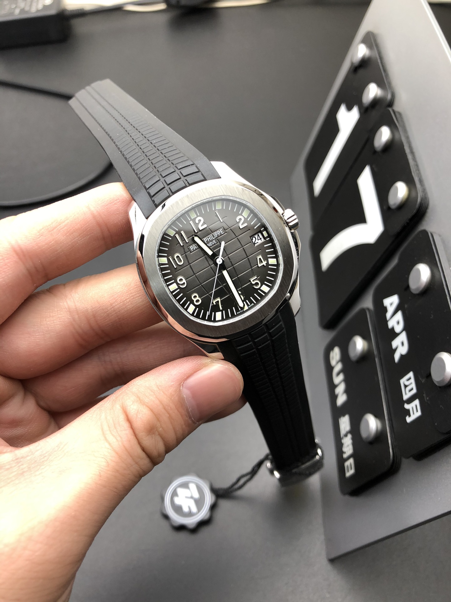 Patek Philippe 灰手雷