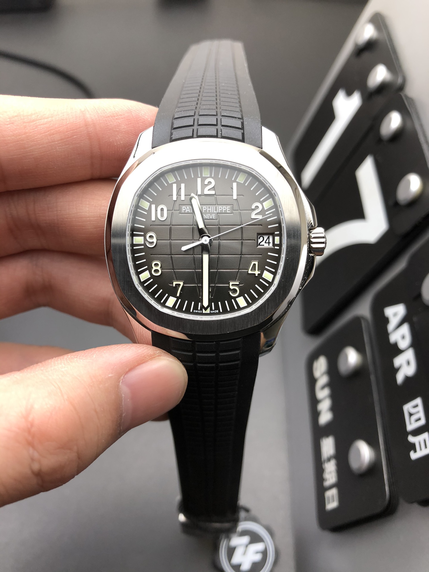 Patek Philippe 灰手雷