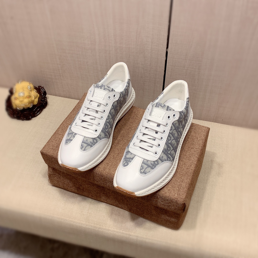 I0     原版1:1 迪奥* 官网•同款高•版本最新•爆款休闲鞋，专柜1:1。顶端品牌 奢侈～代购，顶级～质量。专柜同卖产品[强]鞋面選用进口透气牛皮搭配布面料材质➕透气羊皮内里•精细做工。原版个性时尚柔软橡膠耐磨防滑大底，上脚轻巧舒适，实物拍摄🎬實物更好看，0128广州码: 38-44，黑色，白色，长期有货