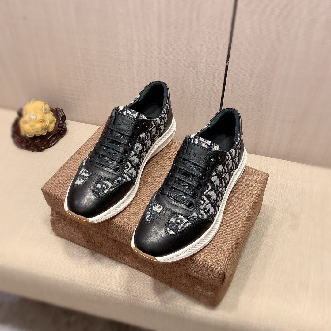 I0     原版1:1 迪奥* 官网•同款高•版本最新•爆款休闲鞋，专柜1:1。顶端品牌 奢侈～代购，顶级～质量。专柜同卖产品[强]鞋面選用进口透气牛皮搭配布面料材质➕透气羊皮内里•精细做工。原版个性时尚柔软橡膠耐磨防滑大底，上脚轻巧舒适，实物拍摄🎬實物更好看，0128广州码: 38-44，黑色，白色，长期有货