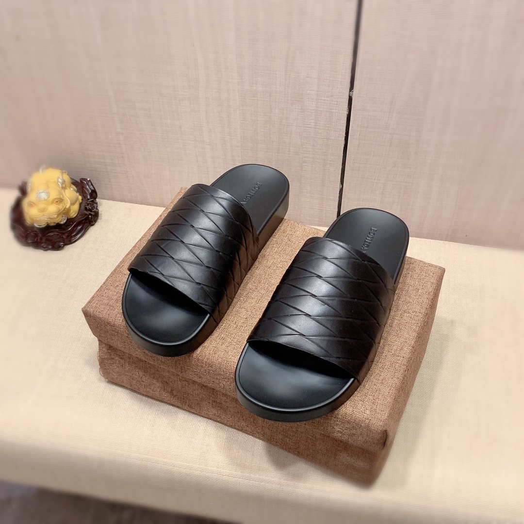 H0   Bottega Veneta * 高•版本系列拖鞋顶级代购🔍🔍男士2020专柜同步发售，意大利进口原版精选牛皮，做工考究，，鞋底：超舒适原厂特供原版底，⚠️独家双层活动成型底超级舒适⚠️，实物拍摄🎬实物更漂亮🔍🔍原单品质，可随意进出专柜，正码38-44，可订45.长期有货0129