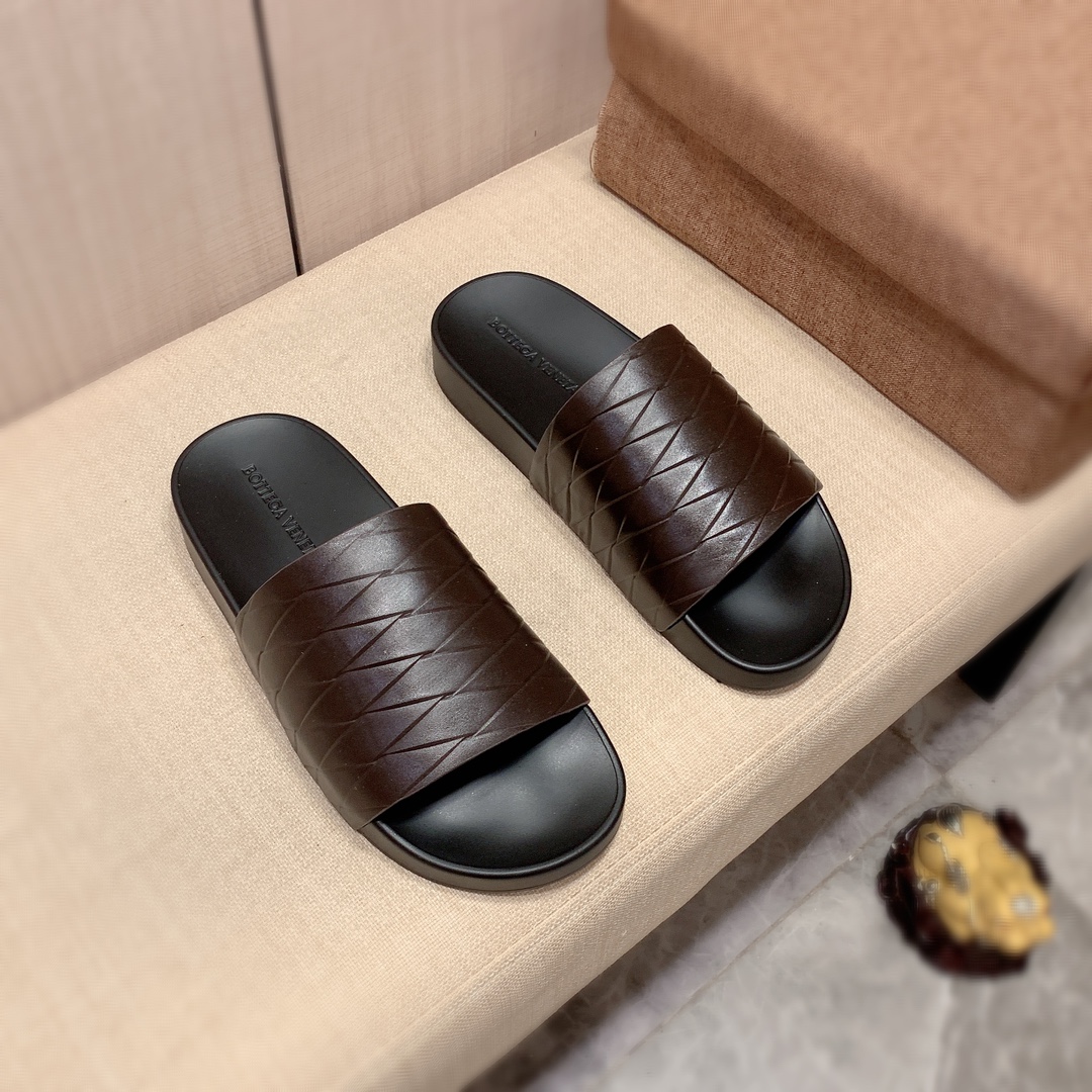 H0   Bottega Veneta * 高•版本系列拖鞋顶级代购🔍🔍男士2020专柜同步发售，意大利进口原版精选牛皮，做工考究，，鞋底：超舒适原厂特供原版底，⚠️独家双层活动成型底超级舒适⚠️，实物拍摄🎬实物更漂亮🔍🔍原单品质，可随意进出专柜，正码38-44，可订45.长期有货0129