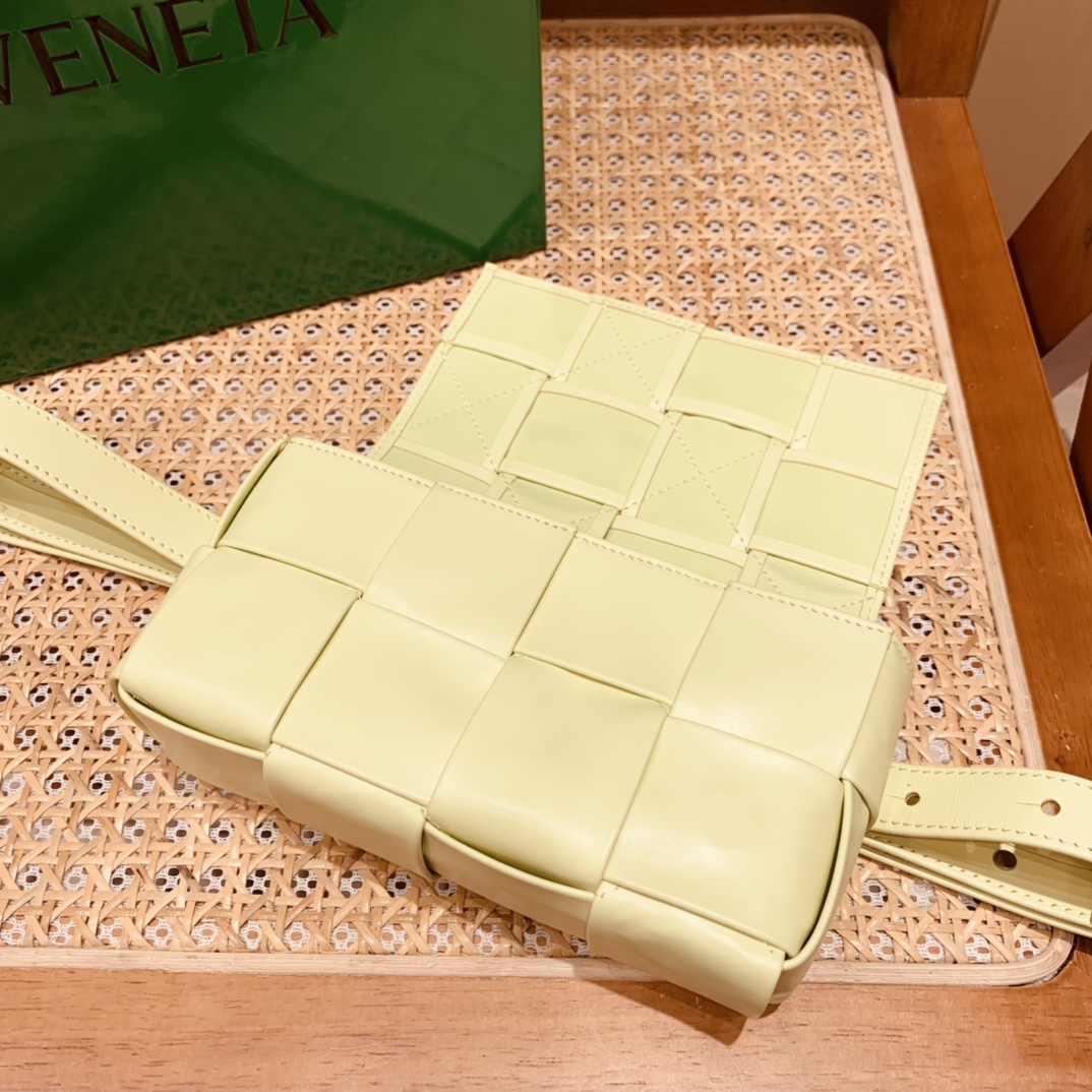 Bottega Veneta CASSETTE 油蜡皮四格腰包 651053水洗柠檬黄