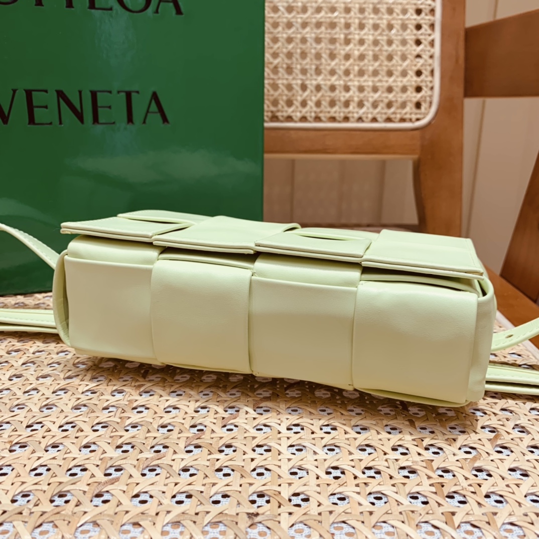 Bottega Veneta CASSETTE 油蜡皮四格腰包 651053水洗柠檬黄