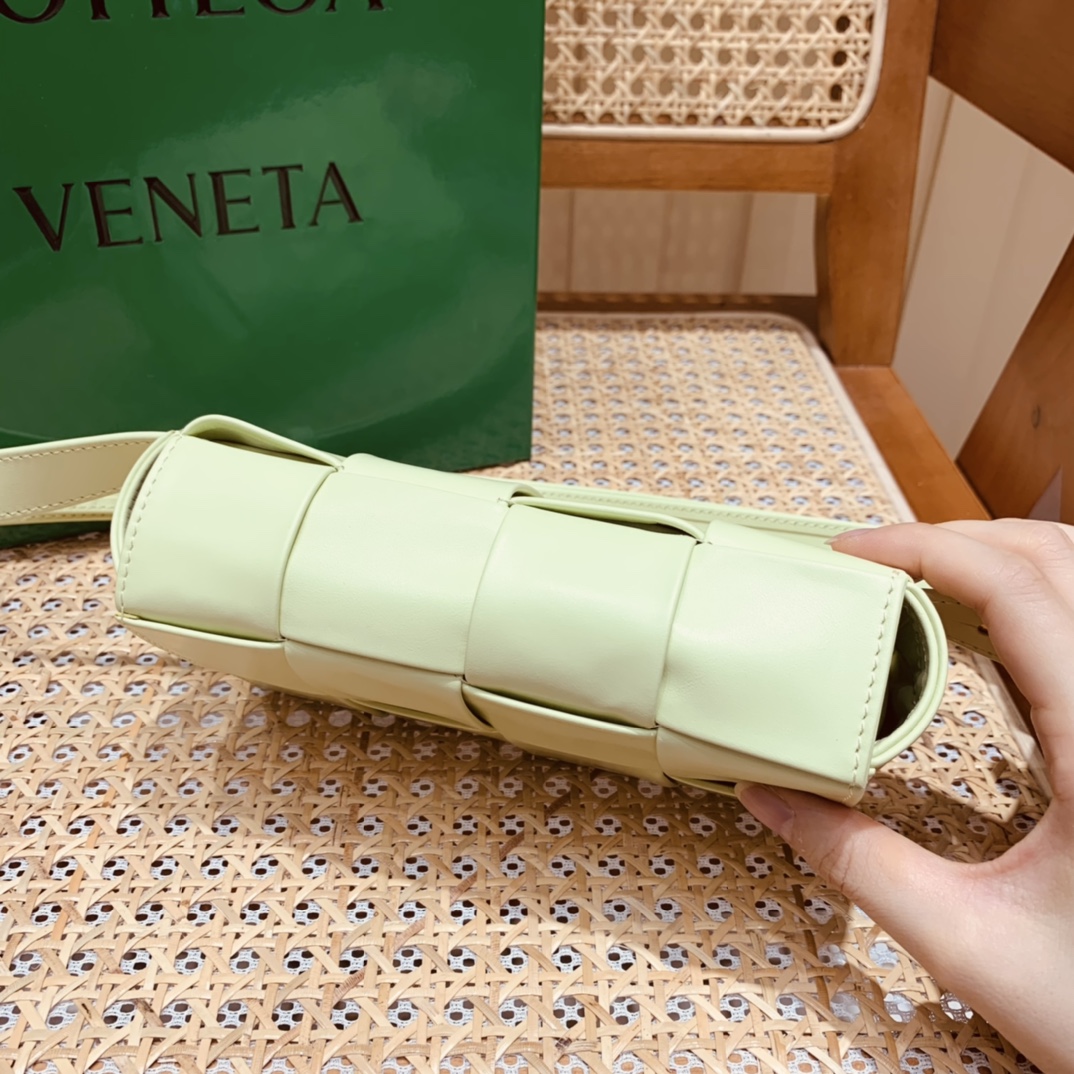 Bottega Veneta CASSETTE 油蜡皮四格腰包 651053水洗柠檬黄