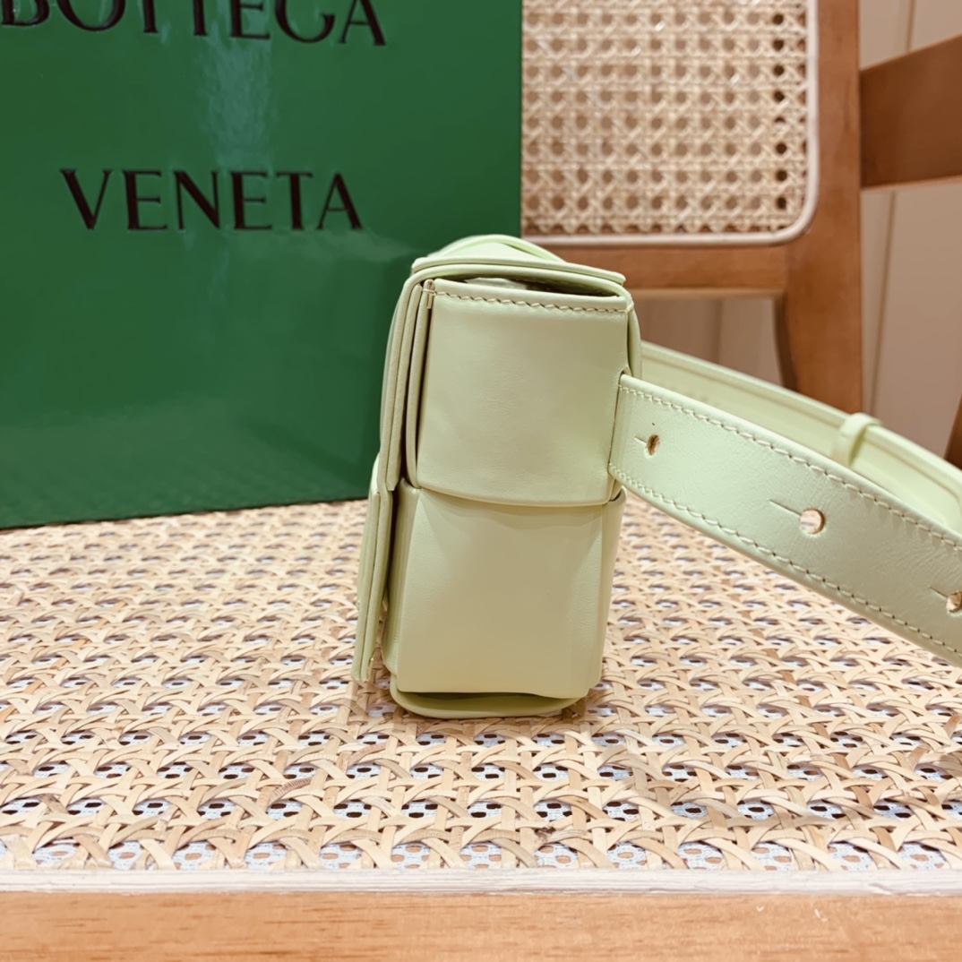 Bottega Veneta CASSETTE 油蜡皮四格腰包 651053水洗柠檬黄