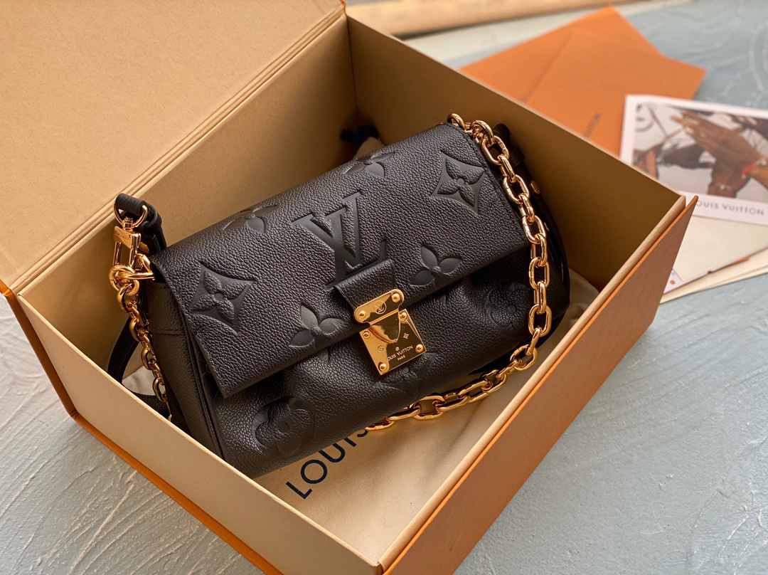 NO:176718,【FAVORITE handbag】 M45813 45859 g color (embossed) Favorite handbag is made of soft grain leather with oversized imprint Monogram pattern, gentle pleats inject high quality texture, and the magnetic buckle continues the Louis Vuitton heritage. The removable and adjustable shoulder straps achieve a short shoulder and crossbody experience, and the removable chain is suitable for attending night occasions. Dimensions 24 x 14 x 9 cm,,louis vuitton19860909【FAVORITE 手袋】 M45813 45859 克色（压花） Favorite 手袋为柔软粒面皮革压印超大 Monogram 图案,温和褶裥注入高定质感,磁扣延续路易威登传承.可拆卸并调节的肩带实现短肩背和斜挎体验,可拆卸链条适宜出席夜间场合. 尺寸24 x 14 x 9 厘米,,louis vuitton,Bag