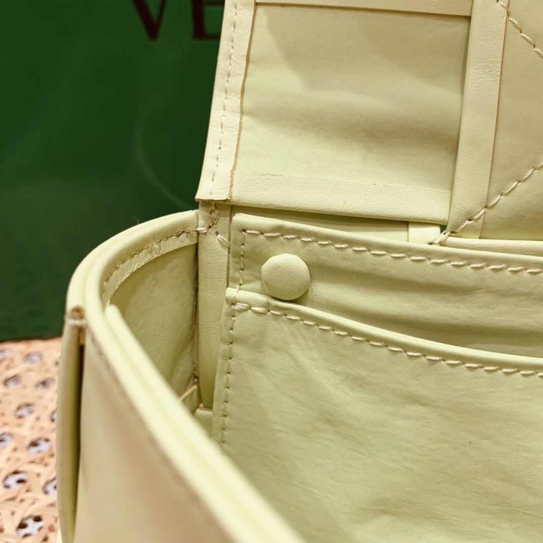 Bottega Veneta CASSETTE 油蜡皮四格腰包 651053水洗柠檬黄