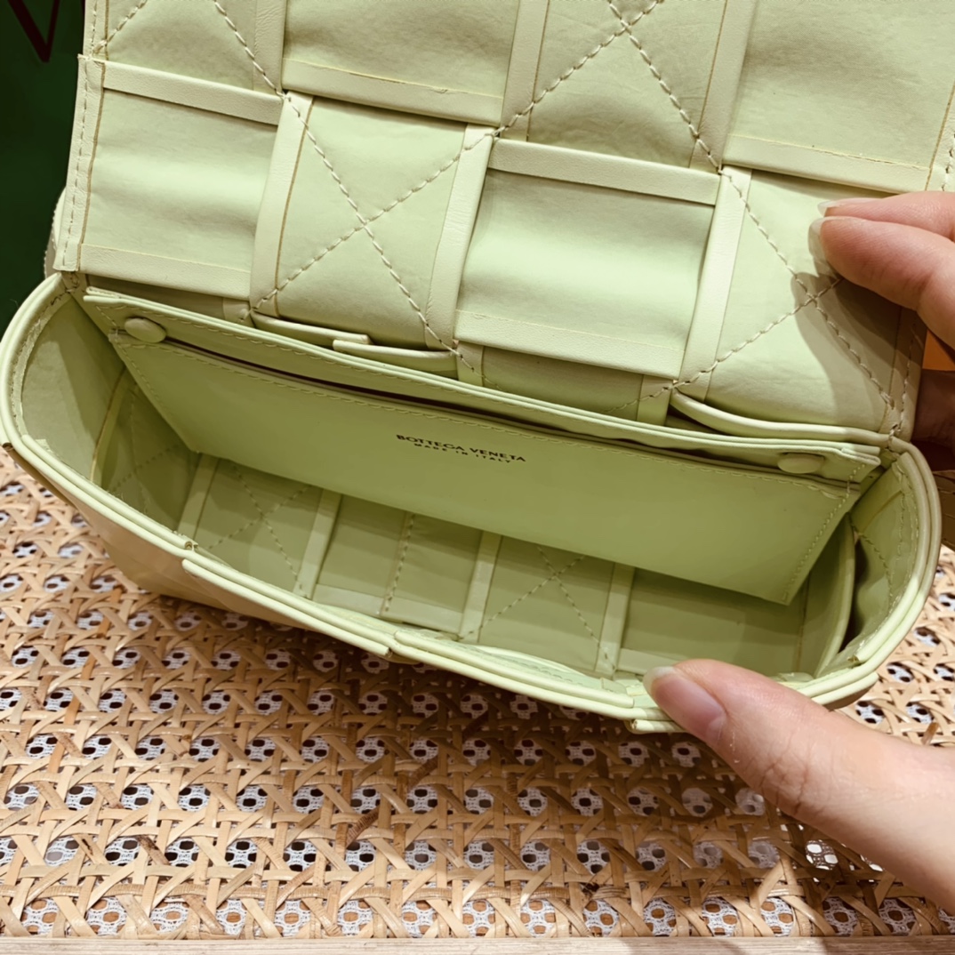 Bottega Veneta CASSETTE 油蜡皮四格腰包 651053水洗柠檬黄