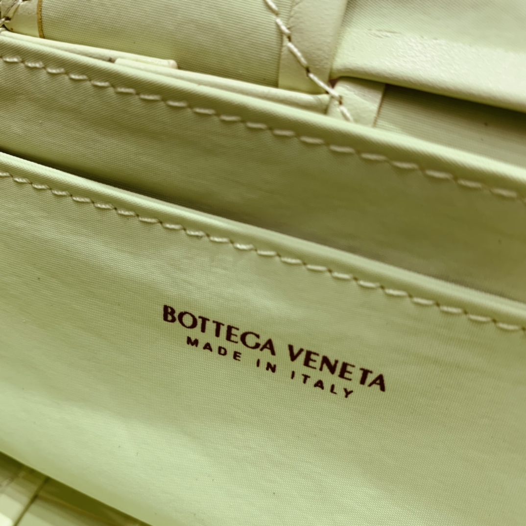 Bottega Veneta CASSETTE 油蜡皮四格腰包 651053水洗柠檬黄