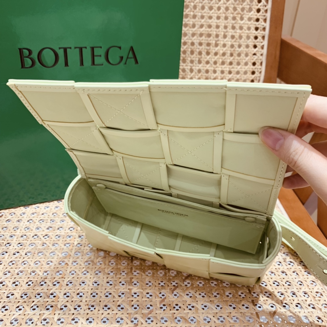 Bottega Veneta CASSETTE 油蜡皮四格腰包 651053水洗柠檬黄