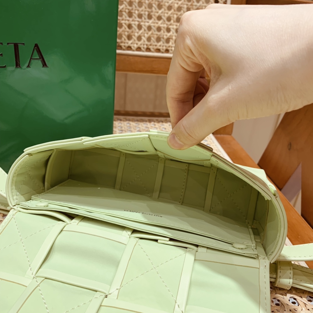 Bottega Veneta CASSETTE 油蜡皮四格腰包 651053水洗柠檬黄