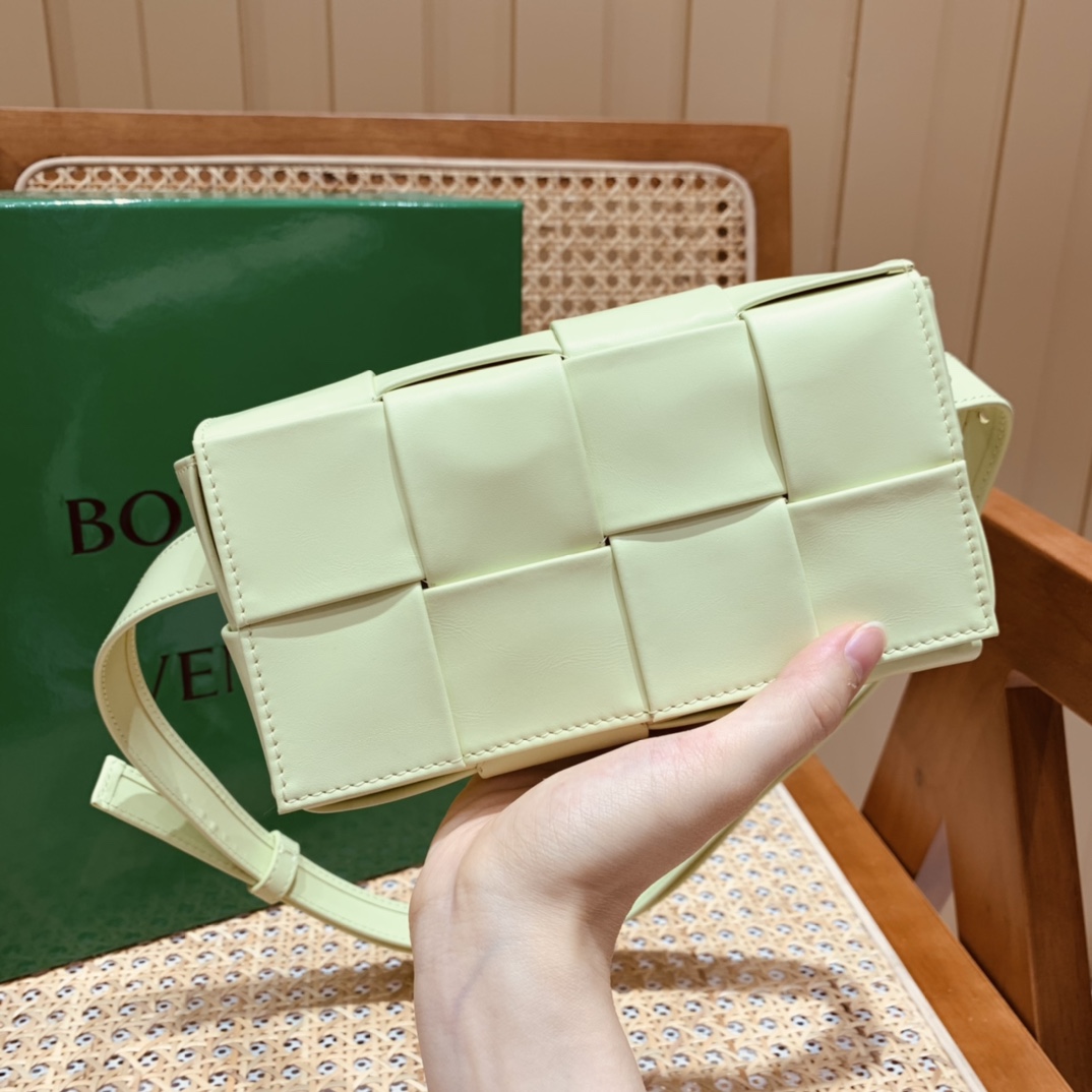 Bottega Veneta CASSETTE 油蜡皮四格腰包 651053水洗柠檬黄