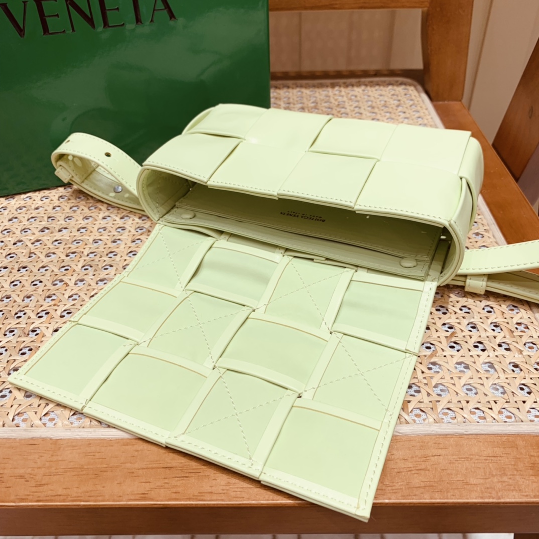 Bottega Veneta CASSETTE 油蜡皮四格腰包 651053水洗柠檬黄