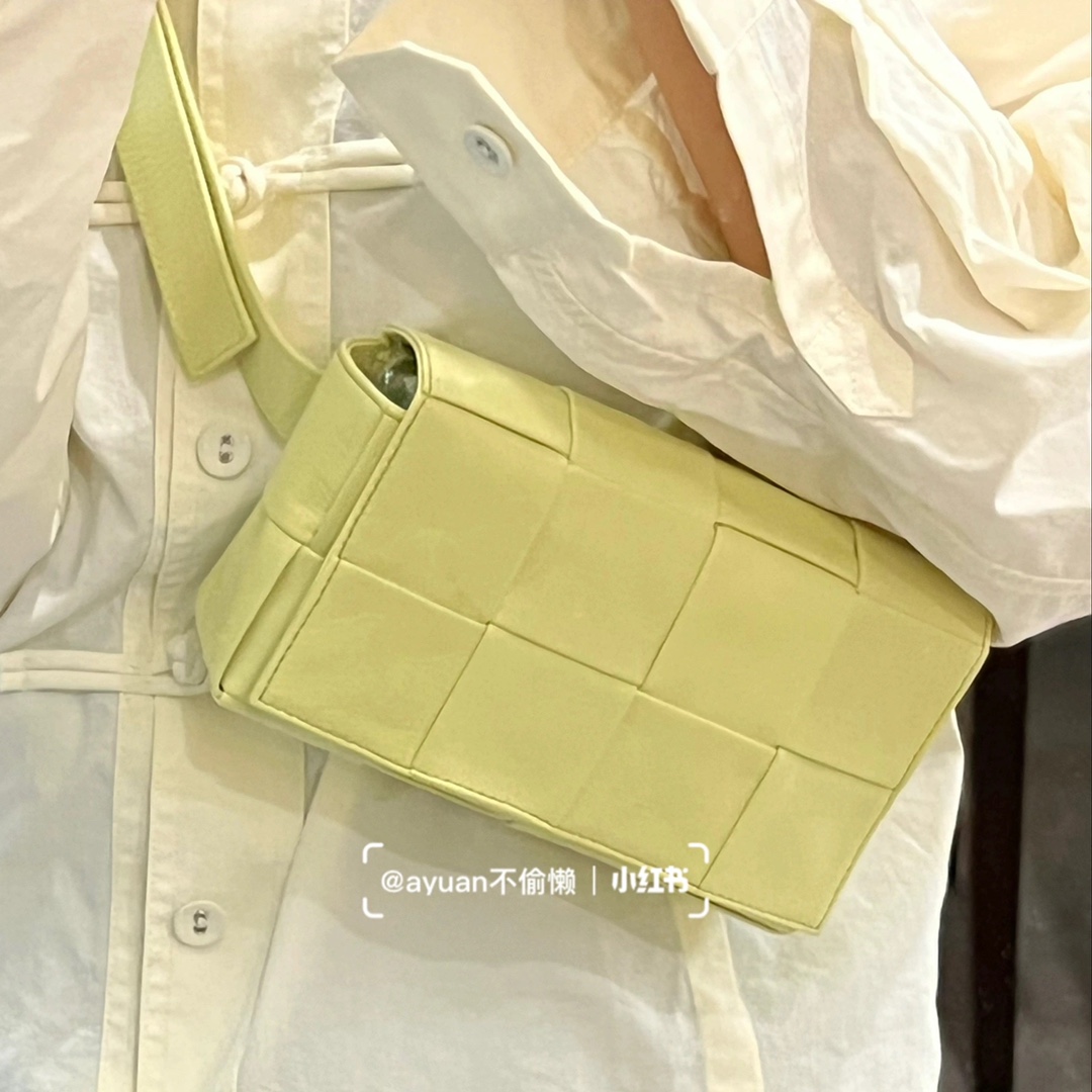 Bottega Veneta CASSETTE 油蜡皮四格腰包 651053水洗柠檬黄