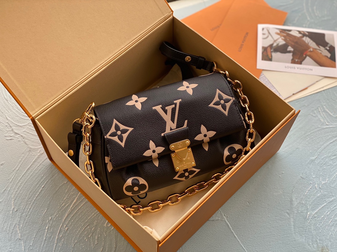 NO:176731,【FAVORITE handbag】 M45813 45859 Black silk-print (embossed) Favorite handbag is made of soft grain leather with oversized imprinted Monogram pattern, gentle pleats inject high quality texture, and the magnetic buckle continues the Louis Vuitton heritage. The removable and adjustable shoulder straps achieve a short shoulder and crossbody experience, and the removable chain is suitable for attending night occasions. Dimensions 24 x 14 x 9 cm,,louis vuitton19860909【FAVORITE 手袋】 M45813 45859 黑色丝印（压花） Favorite 手袋为柔软粒面皮革压印超大 Monogram 图案,温和褶裥注入高定质感,磁扣延续路易威登传承.可拆卸并调节的肩带实现短肩背和斜挎体验,可拆卸链条适宜出席夜间场合. 尺寸24 x 14 x 9 厘米,,louis vuitton,Bag