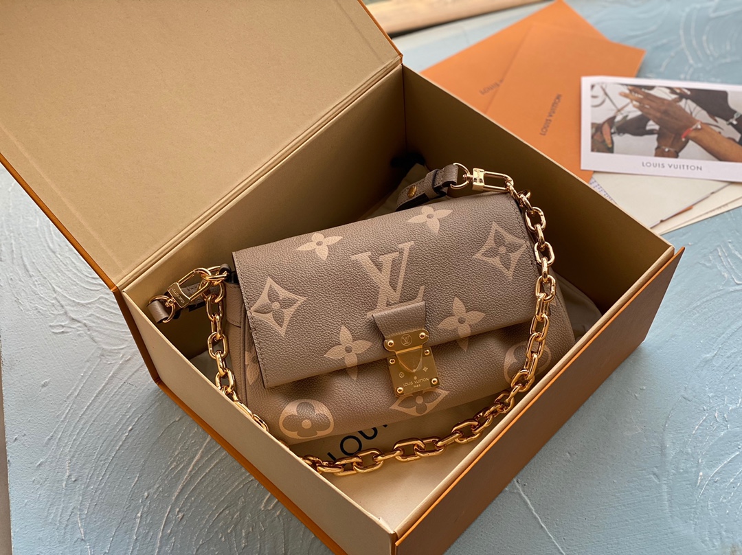 NO:176737,【FAVORITE handbag】 M45813 45859 Gray silk-print (embossed) Favorite handbag is made of soft grain leather with oversized imprint Monogram pattern, gentle pleats inject high quality texture, and the magnetic buckle continues the Louis Vuitton heritage. The removable and adjustable shoulder straps achieve a short shoulder and crossbody experience, and the removable chain is suitable for attending nighttime occasions. Dimensions 24 x 14 x 9 cm,,louis vuitton19860909【FAVORITE 手袋】 M45813 45859 灰色丝印（压花） Favorite 手袋为柔软粒面皮革压印超大 Monogram 图案,温和褶裥注入高定质感,磁扣延续路易威登传承.可拆卸并调节的肩带实现短肩背和斜挎体验,可拆卸链条适宜出席夜间场合. 尺寸24 x 14 x 9 厘米,,louis vuitton,Bag