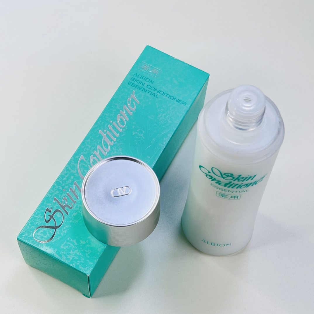 专/50💰
奥尔滨健康水330ml!超级热门的化妆水,搭配渗透乳更棒。能拯救任何肌肤问题,绝对不夸张,被称为日本圣水,痘痘肌必备!爆痘期间的急救神器,舒缓红肿敏感,红肿大痘痘用化妆棉湿敷“两天就见效了,对闭口的效果也狠明显”。奥尔滨独创的先乳后水护肤手法,让连后续的保养品都会加倍被皮肤吸收,干燥的皮肤有了它水分“瞬间被吸收”,皮肤还能透出“健康的光泽”。湿敷效果最佳👍