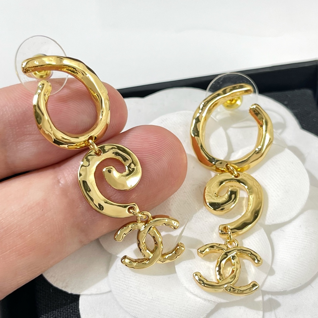 新款☑️CHANEL香奈儿 金色 双c 耳钉耳环