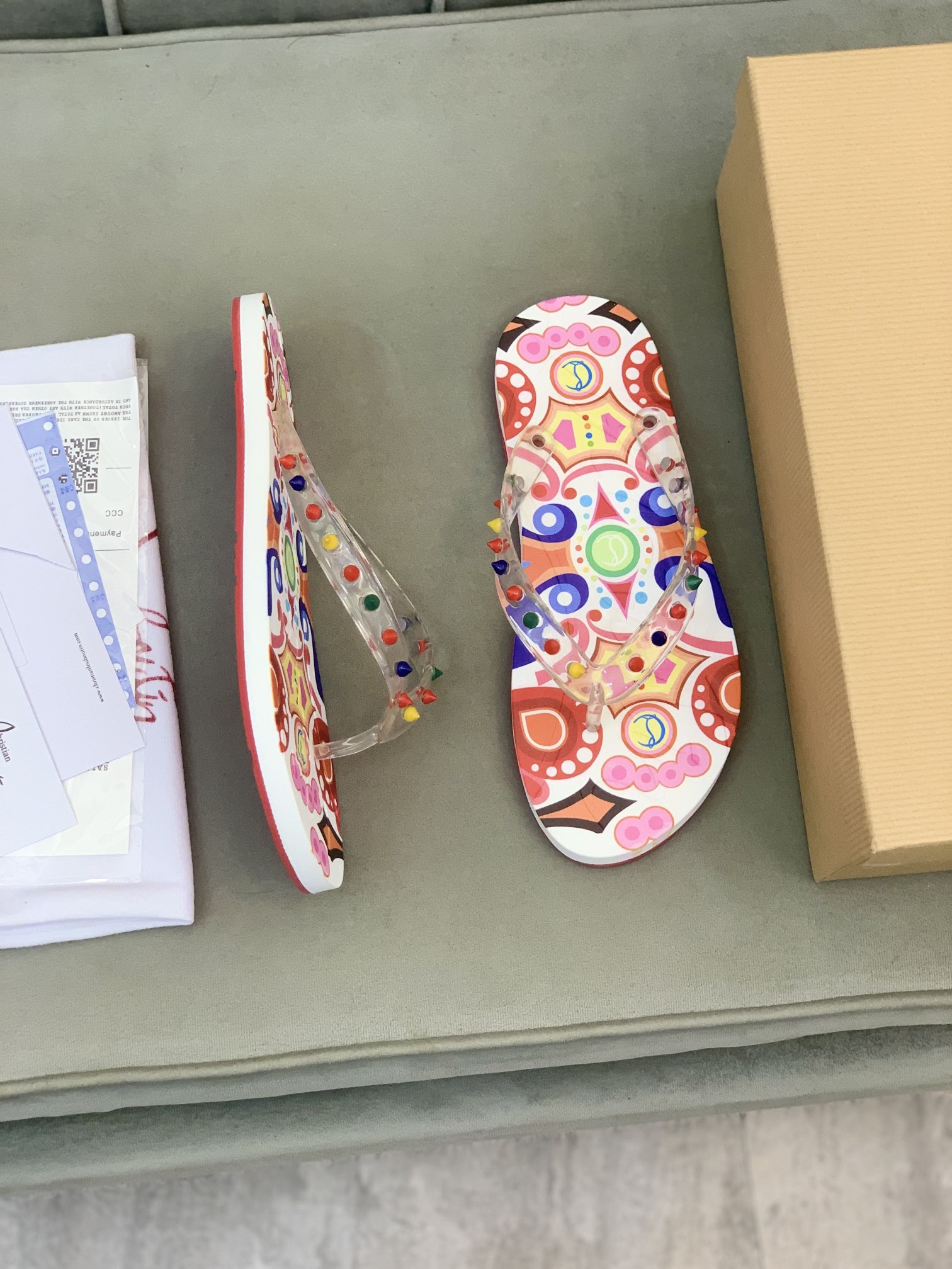 Precio de venta: P110 Marca comercial: CL Red Bottom Shoes* "CL*" flip-flops Talla normal: 35-44 (se