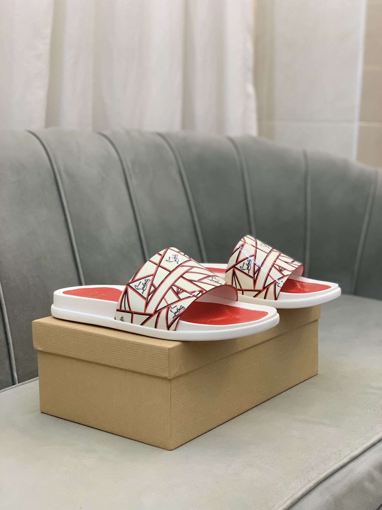 Precio de venta: P130 Marca comercial: CL Red Bottom Shoes* "CL*" slippers Talla normal: 38-44 (Se p