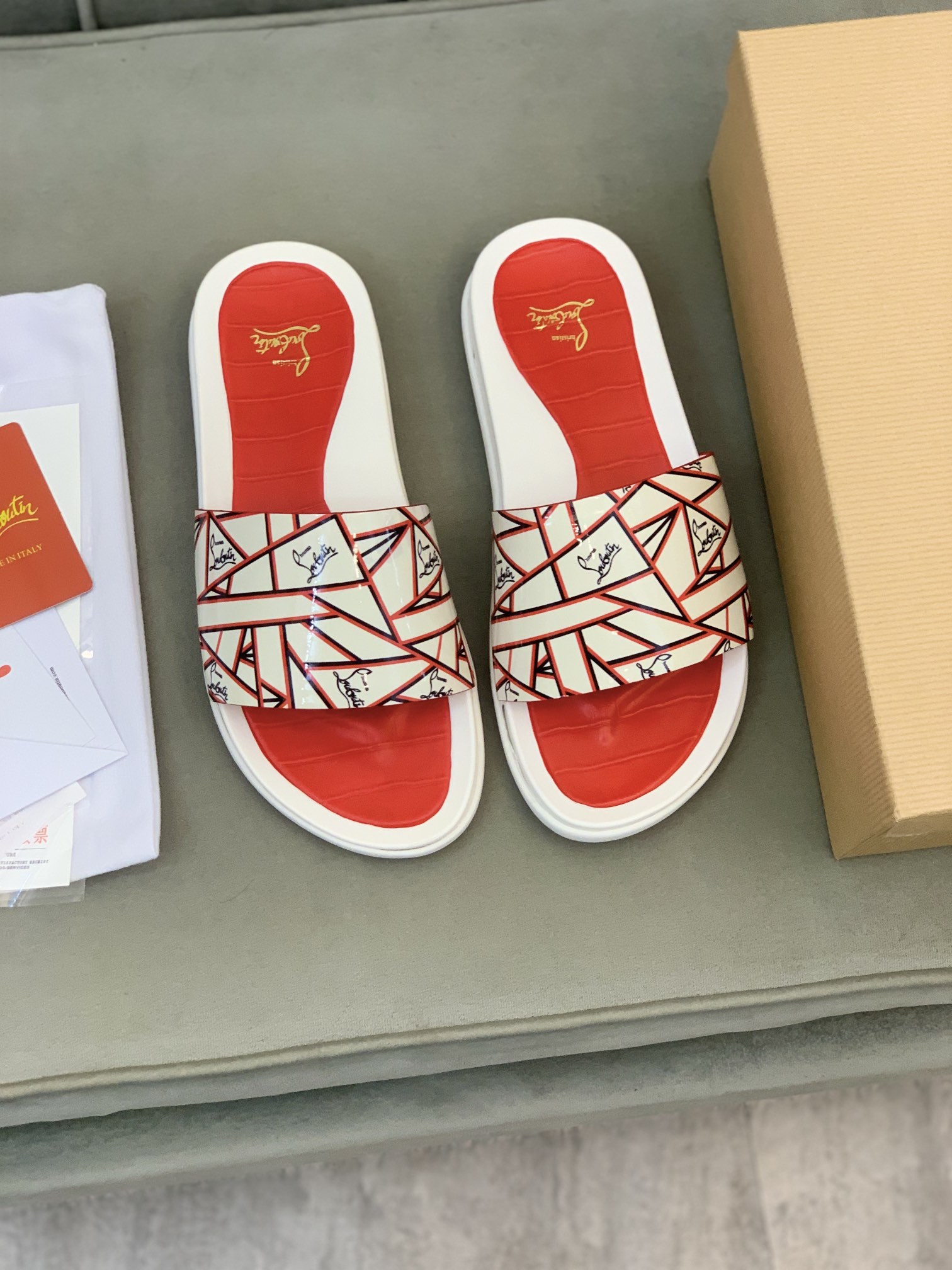 Precio de venta: P130 Marca comercial: CL Red Bottom Shoes* 