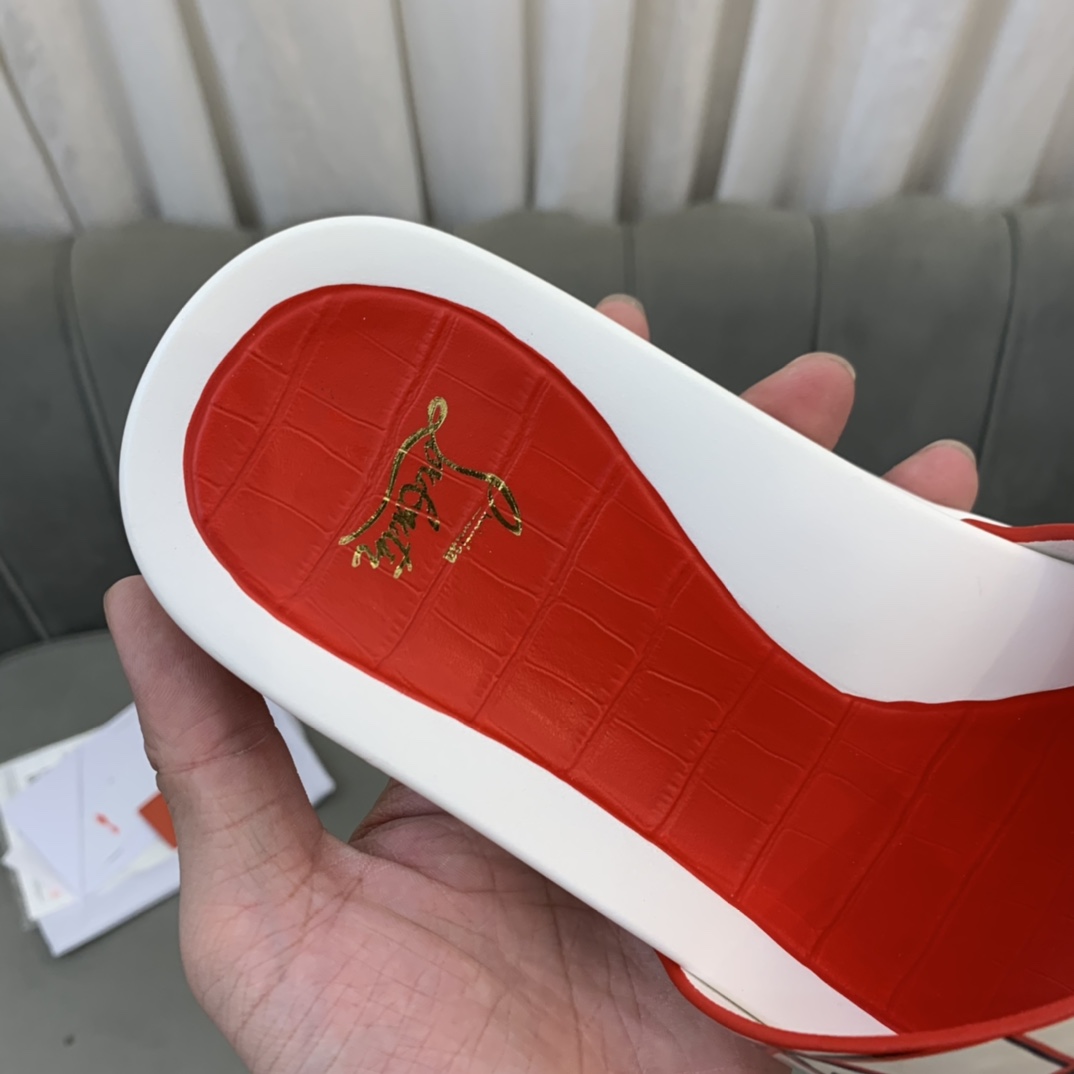 Precio de venta: P130 Marca comercial: CL Red Bottom Shoes* "CL*" slippers Talla normal: 38-44 (Se p