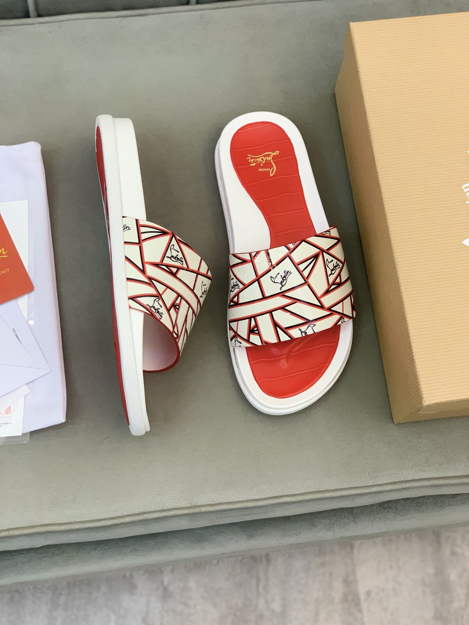 Precio de venta: P130 Marca comercial: CL Red Bottom Shoes* "CL*" slippers Talla normal: 38-44 (Se p