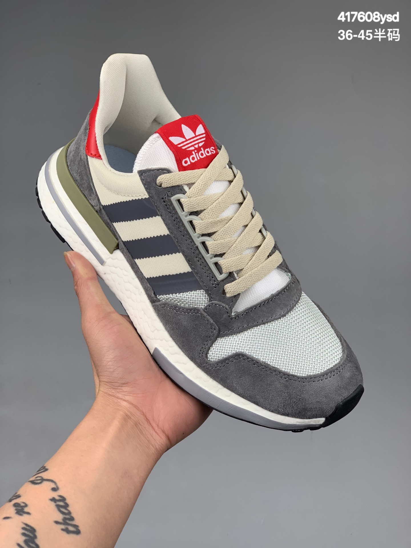 
  Originals ZX500 RM 延续了 ZX500 的復古跑鞋风格，鞋身由麂皮与网眼结合打造，最大的改变则是换上了全掌 BOOST 中底，并分别在前后加入稳定块，整体的舒适度无疑更上一层货号：B42254
尺码：36-45半码
编码：417608ysd