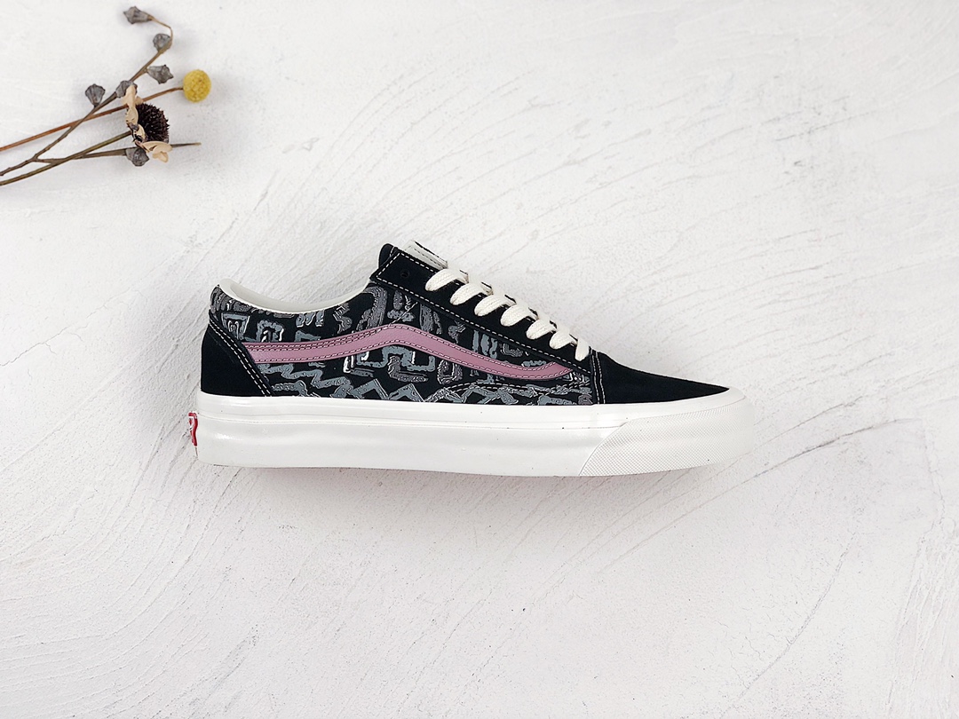 G0 这款OG Old Skool LX引入高端支线通过Vans最擅长使用的美式街头涂鸦风格推出黑、白个色调的新鞋款。这双 0G Old SkoolLX前后以黑色麂皮打造，两侧以帆布面打造，并将本次的主题涂鸦以深浅不一的灰色呈现于两侧，而 Old Skool最有标识度的侧边条纹则通过极显眼的紫色鞋款带来更为丰富的色彩搭配。
