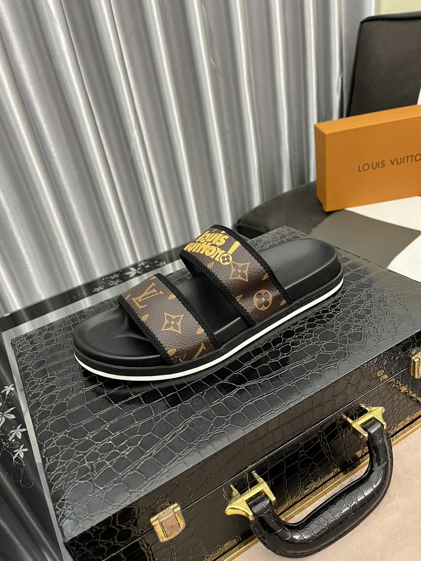 Louis Vuitton Shoes Slippers Men Cowhide Spring/Summer Collection